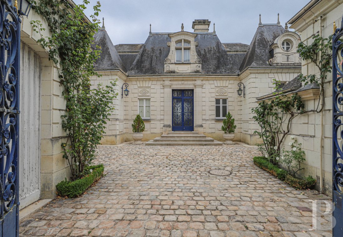 À Loches, au sud-est de Tours, une maison patricienne du 19e siècle posée sur les remparts de la ville - photo  n°8